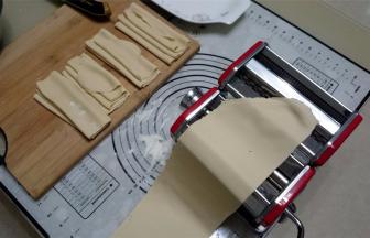 准备出面条前，将档位调为3档，这个档位厚度适中偏薄的，来回压面三两次，压出来的面片非常光滑也不粘。