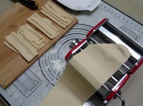 准备出面条前，将档位调为3档，这个档位厚度适中偏薄的，来回压面三两次，压出来的面片非常光滑也不粘。