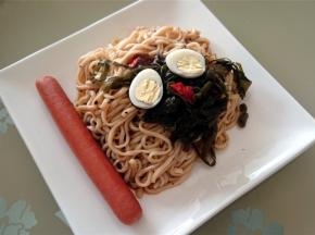 最后放些配菜：我煎了火腿肠，煮了盐水鹌鹑蛋，买了一包凉拌海带，美味美味的享用吧！