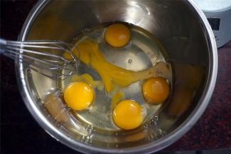 将全蛋液和蛋黄液全部倒入料理盆中，搅打均匀。
