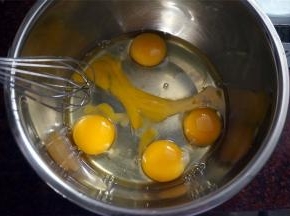 将全蛋液和蛋黄液全部倒入料理盆中，搅打均匀。