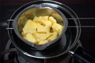 黄油隔水融化。