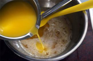 稍微冷却一下后倒入到蛋液中，拌均匀。