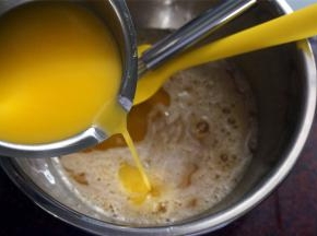 稍微冷却一下后倒入到蛋液中，拌均匀。