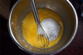 接着倒入细砂糖和盐，用蛋抽搅打至砂糖完全溶解。