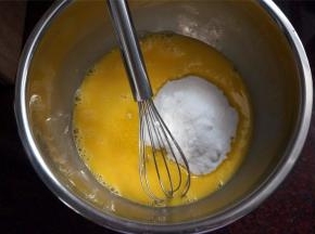 接着倒入细砂糖和盐，用蛋抽搅打至砂糖完全溶解。