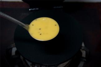 蛋卷模提前预热好，手放在正上方10CM处，能有热乎乎的感觉即可，挖一小勺面糊到蛋卷模中间。