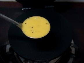 蛋卷模提前预热好，手放在正上方10CM处，能有热乎乎的感觉即可，挖一小勺面糊到蛋卷模中间。