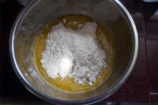 筛入低粉，拌匀。