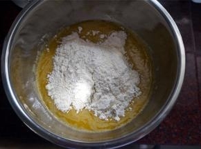 筛入低粉，拌匀。