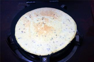 放入面糊后，迅速盖上蛋卷模，两面用小火烘烤至熟。