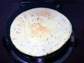 放入面糊后，迅速盖上蛋卷模，两面用小火烘烤至熟。