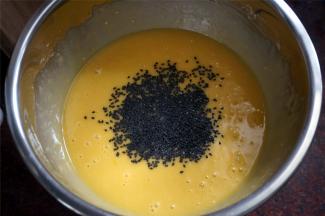 撒入适量黑芝麻，彻底拌合成均匀的面糊。没有芝麻可以忽略这步。