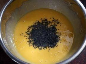 撒入适量黑芝麻，彻底拌合成均匀的面糊。没有芝麻可以忽略这步。