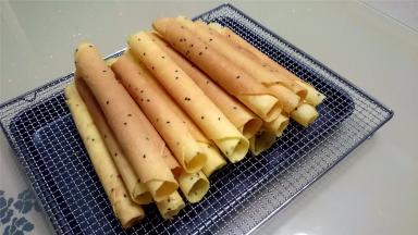 最后用筷子迅速卷起，卷起后，收口在下，抽出一支筷子整形，不圆的地方用筷子压一压即可。