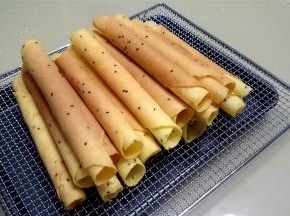 最后用筷子迅速卷起，卷起后，收口在下，抽出一支筷子整形，不圆的地方用筷子压一压即可。