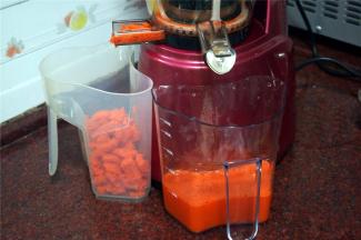 首先用原汁机榨取胡萝卜汁，取150ml备用。
