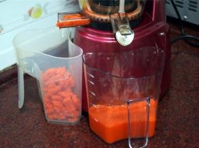 首先用原汁机榨取胡萝卜汁，取150ml备用。