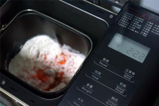 选择甜味面包程序，重量900克，烧色深色。