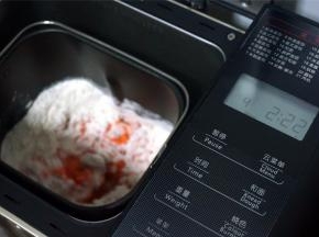 选择甜味面包程序，重量900克，烧色深色。