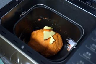 第一个揉面程序结束时放入黄油块，然后让其继续程序至结束。