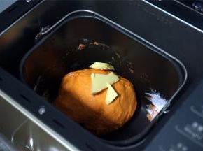 第一个揉面程序结束时放入黄油块，然后让其继续程序至结束。