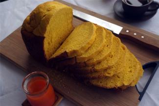 2个半小时后，面包出炉了，冷却后切片即可。