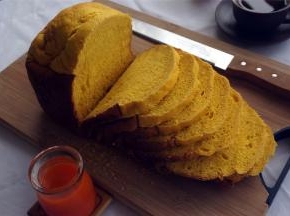 2个半小时后，面包出炉了，冷却后切片即可。