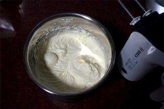 500克蓝风车淡奶油加入50克细砂糖，打发至硬性发泡，然后放入冰箱冷藏30分钟备用。