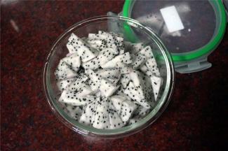 冷藏奶油的过程，将水果切粒备用。