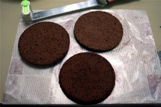 将蛋糕体分成三片备用。