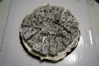 开始制作蛋糕。先抹上一层淡奶油，然后放入水果粒，满满的水果。