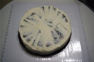 然后填上奶油，抹平。