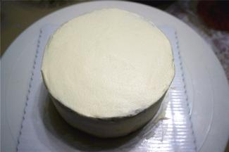 同理，放上第三片蛋糕，整体抹上奶油。