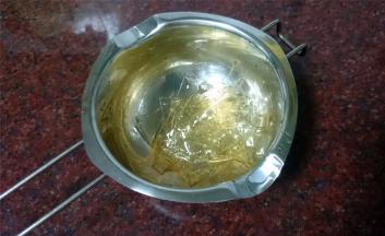 2片吉利丁片剪碎，用冰水浸泡湿润，然后捞起，隔热水融化。