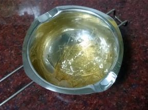 2片吉利丁片剪碎，用冰水浸泡湿润，然后捞起，隔热水融化。