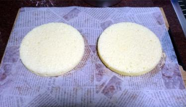 准备两片6寸的黄油蛋糕片或戚风蛋糕片。