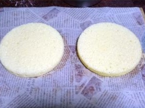 准备两片6寸的黄油蛋糕片或戚风蛋糕片。