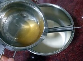 200克淡奶油打至6分发，还可以流动的状态。