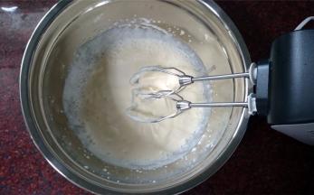 往自制的无糖酸奶里加入40克细砂糖，拌均匀，然后加入融化了的吉利丁液，边加入边快速拌均匀。