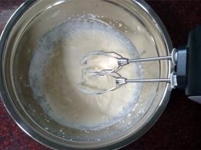 往自制的无糖酸奶里加入40克细砂糖，拌均匀，然后加入融化了的吉利丁液，边加入边快速拌均匀。