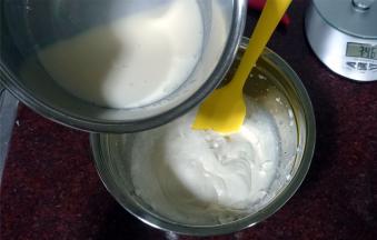 将酸奶液加入到淡奶油中，拌匀，成为酸奶慕斯液。