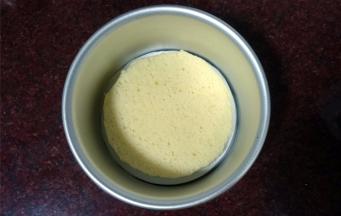 6寸的活底模具先垫上一张6寸的吸油纸，然后放入一片蛋糕片。