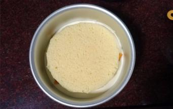 然后放入第二片蛋糕片。