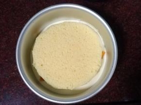 然后放入第二片蛋糕片。