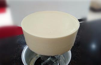 取出，脱模：方法很多种，只要能脱模就行。脱模后用两把小刀将蛋糕转移到蛋糕底托上。