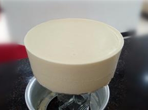 取出，脱模：方法很多种，只要能脱模就行。脱模后用两把小刀将蛋糕转移到蛋糕底托上。