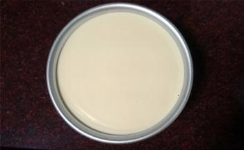 倒入剩余的慕斯液，并稍为震荡出气泡。表面用盘子盖好，放入冰箱保鲜层冷藏4小时以上。