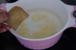 另取锅烧水放入土豆