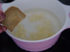 另取锅烧水放入土豆